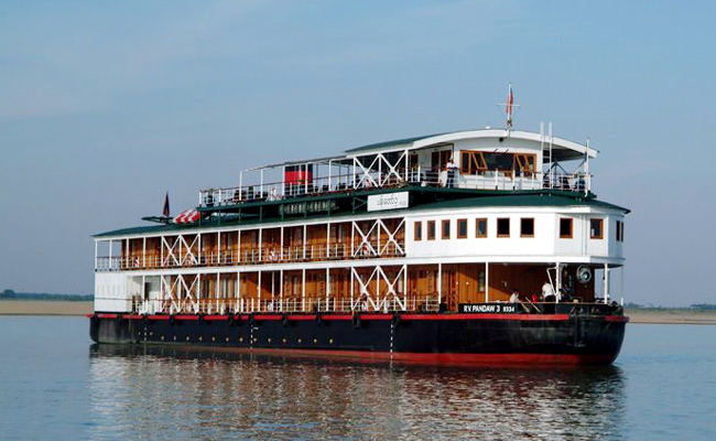 India River Cruise On Ganges