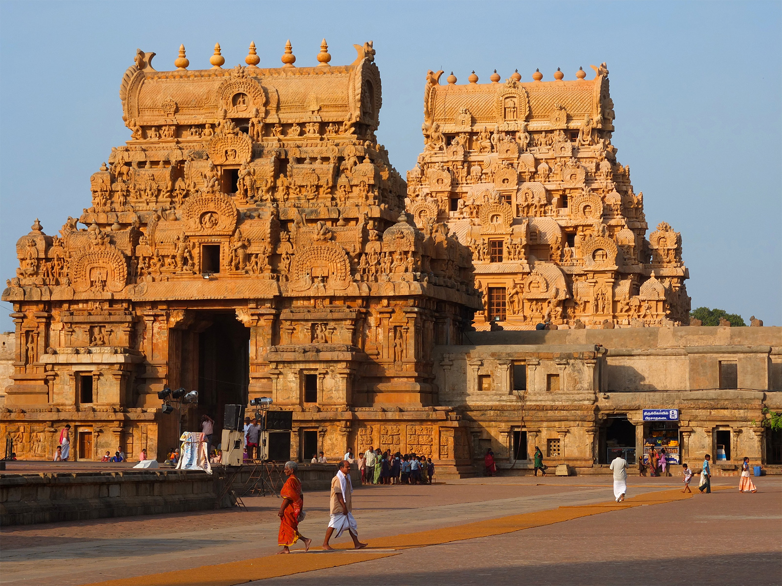 Brihadishvara-Chola-temple-Thanjavur-India-Tamil-Nadu.jpg